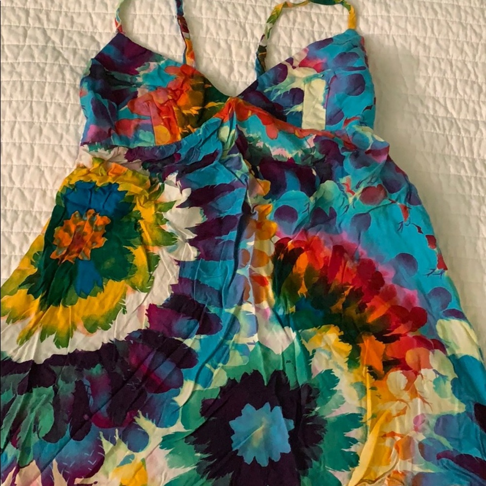 Beautiful flattering bright open back tank.